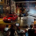 晚上，Full Sail大学的外景场地挤满了拍摄两辆肌肉车的电影制作人员, 一个红的，一个黑的.
